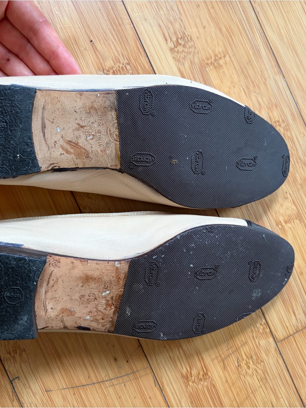 CHANEL Beige Leather Ballet
Flats with Black Cap authentic✨Size 38 Eur - Picture 8 of 11